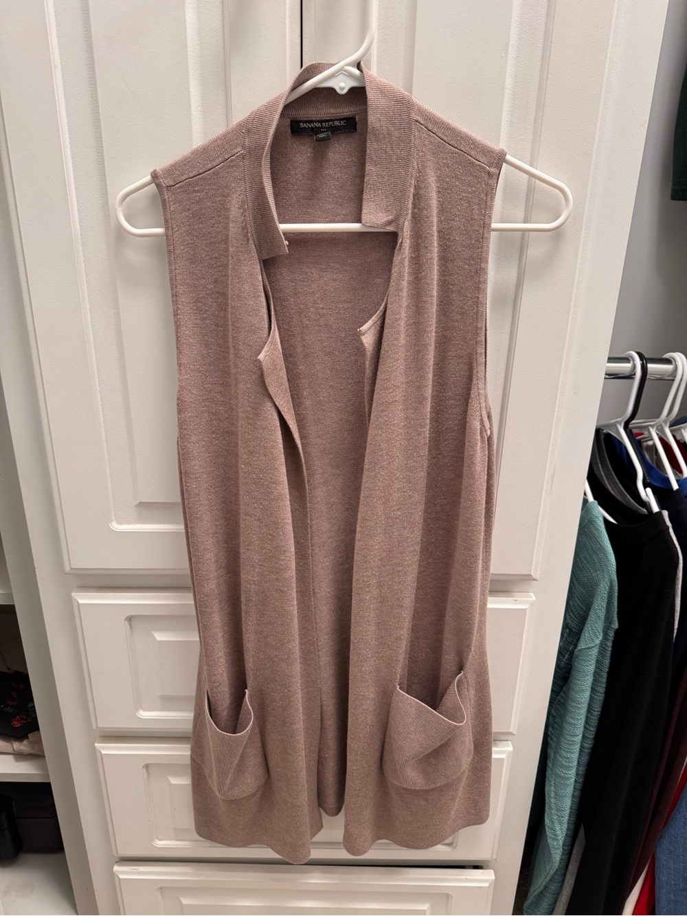 Banana Republic Sleeveless Open-Front Cardigan Vest in Dusty Rose